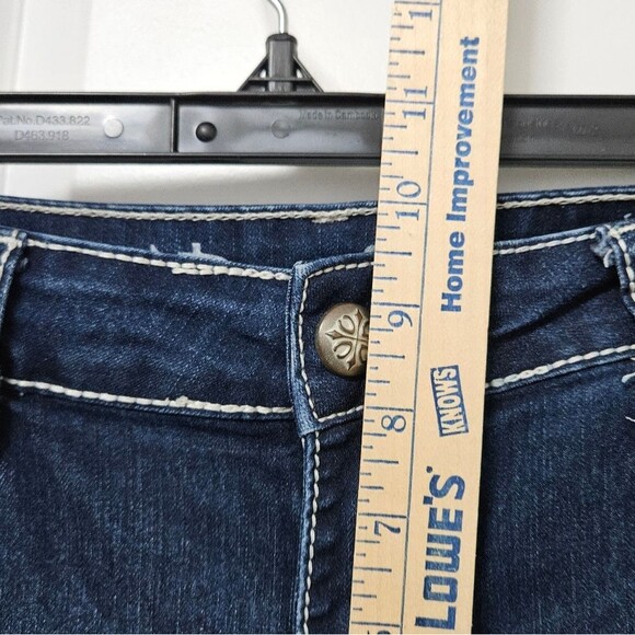 New Directions Weekend Jeans Women's 10 (31x22.5) Capris Mid-Rise Embroidered - Picture 7 of 10
